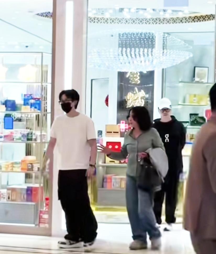 莎莎回河北陪父母，
王楚钦陪父母一起逛街，
终于都有时间陪陪父母了。

春节前国