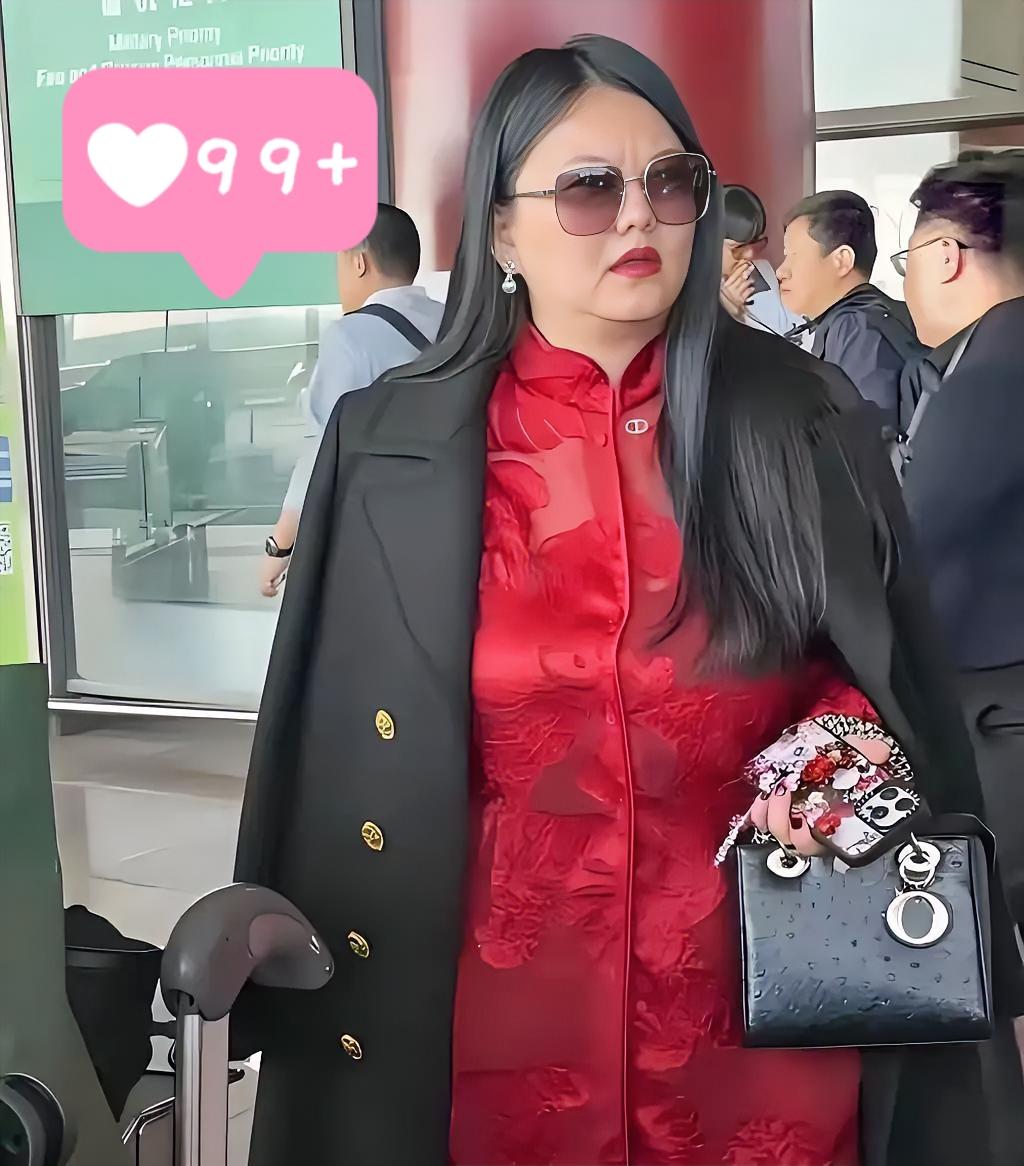 49岁李湘这状态，才是女性清醒的天花板吧！
 
都说她发福明显，机场生图里黑衣都