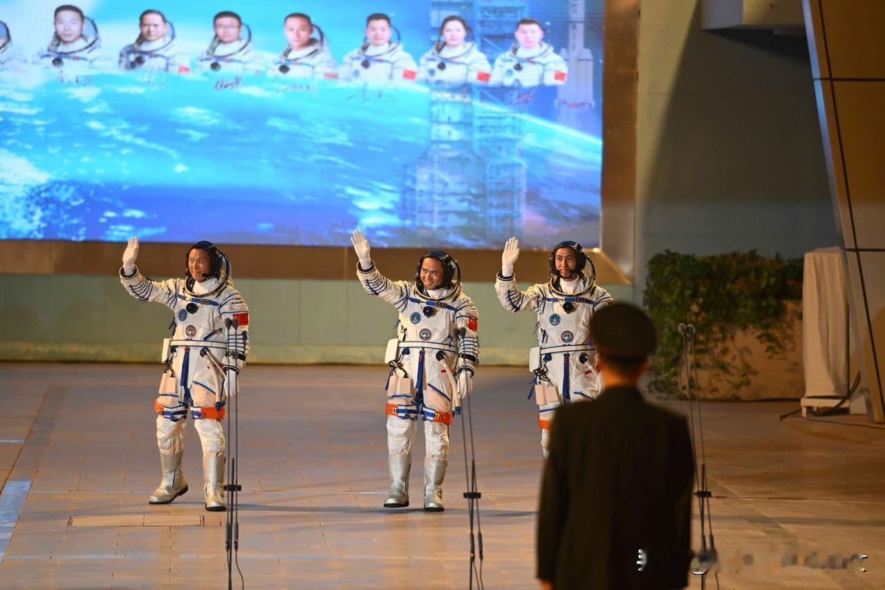 神二十一载人发射任务全程回顾10月31日23时44分，神舟二十一号携张陆、武飞、