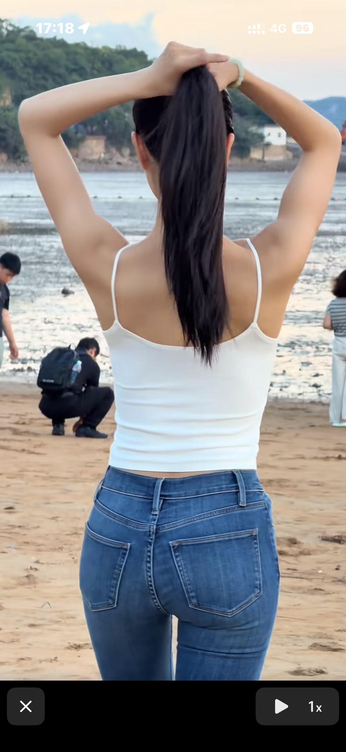 结婚这么多年了，
遇到美女，还是会忍不住多看几眼。