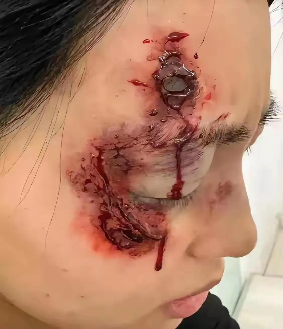 河南一女子因为外卖送晚了，跟外卖员产生了冲突。外卖员虽然一直在道歉，但女子心里的