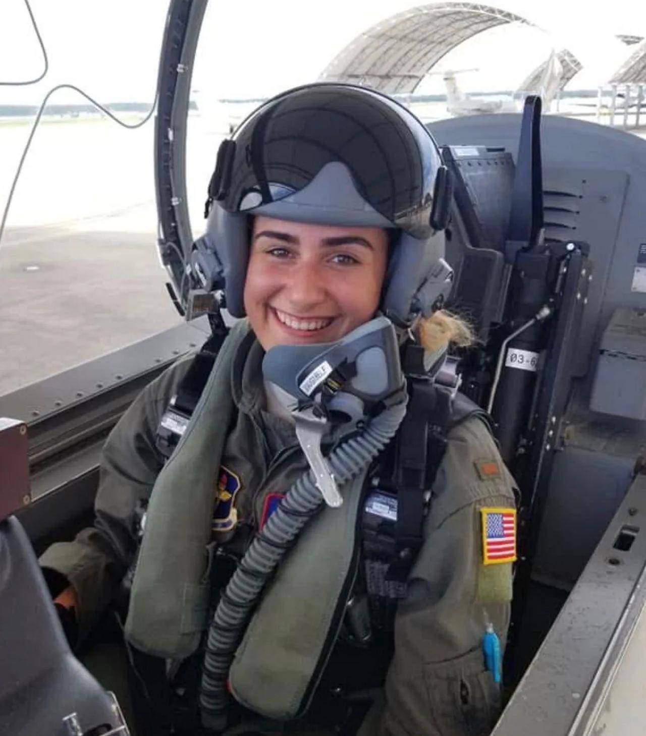 这位笑靥如花的女子是美国空军KC-135空中加油机飞行员阿丽亚娜·布切中尉，她在