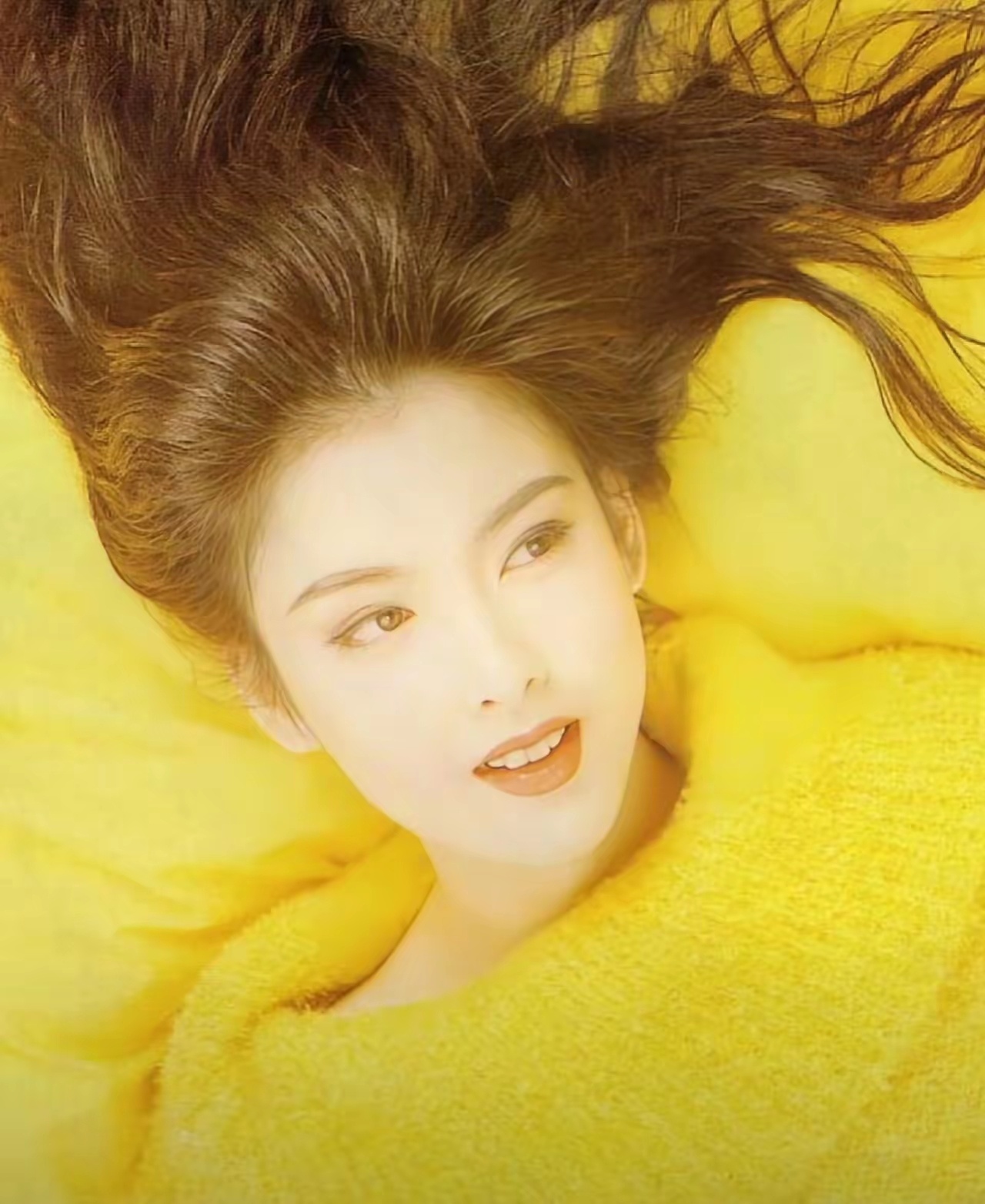 周慧敏常年以铁刘海造型示人，她笑称没有刘海就失去了辨识度，所以一直保留着这个经典