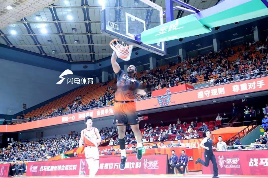进入8月，山东高速男篮的热身赛安排相对密集，先是赶赴连云港，之后是到襄阳，再然后