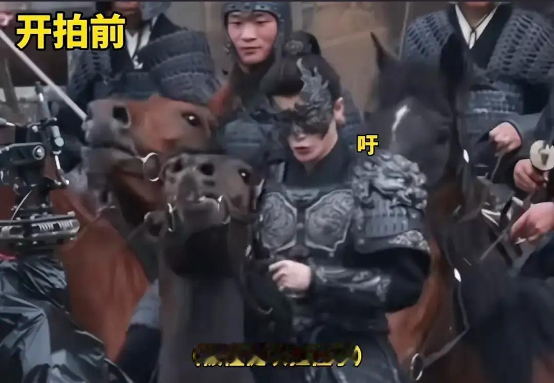 檀健次从马背上摔下来的时候，手里的道具刀先脱了手。

他侧身落地，没让马踩到。爬