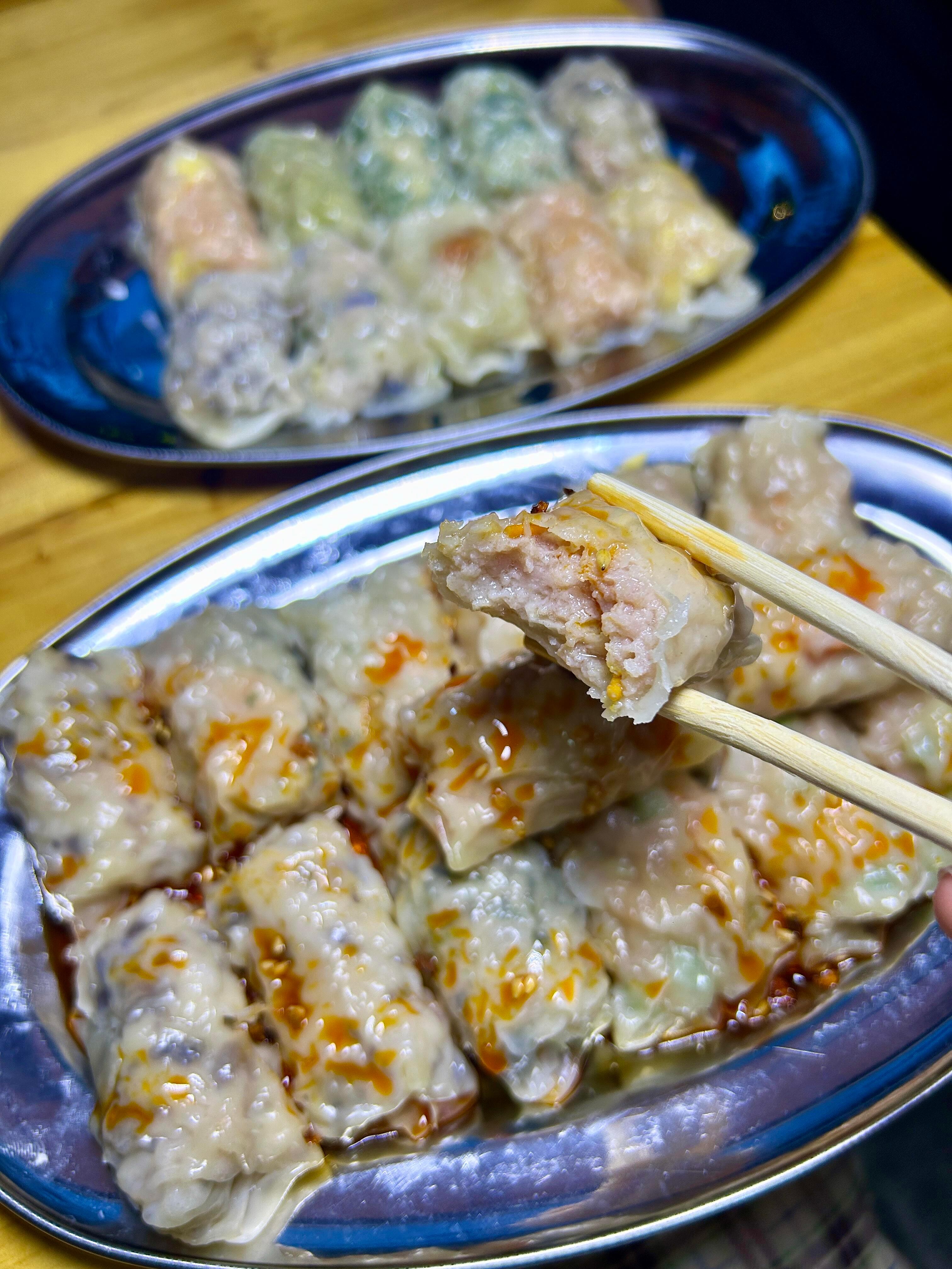 一口一个皮薄馅多的蒸饺 