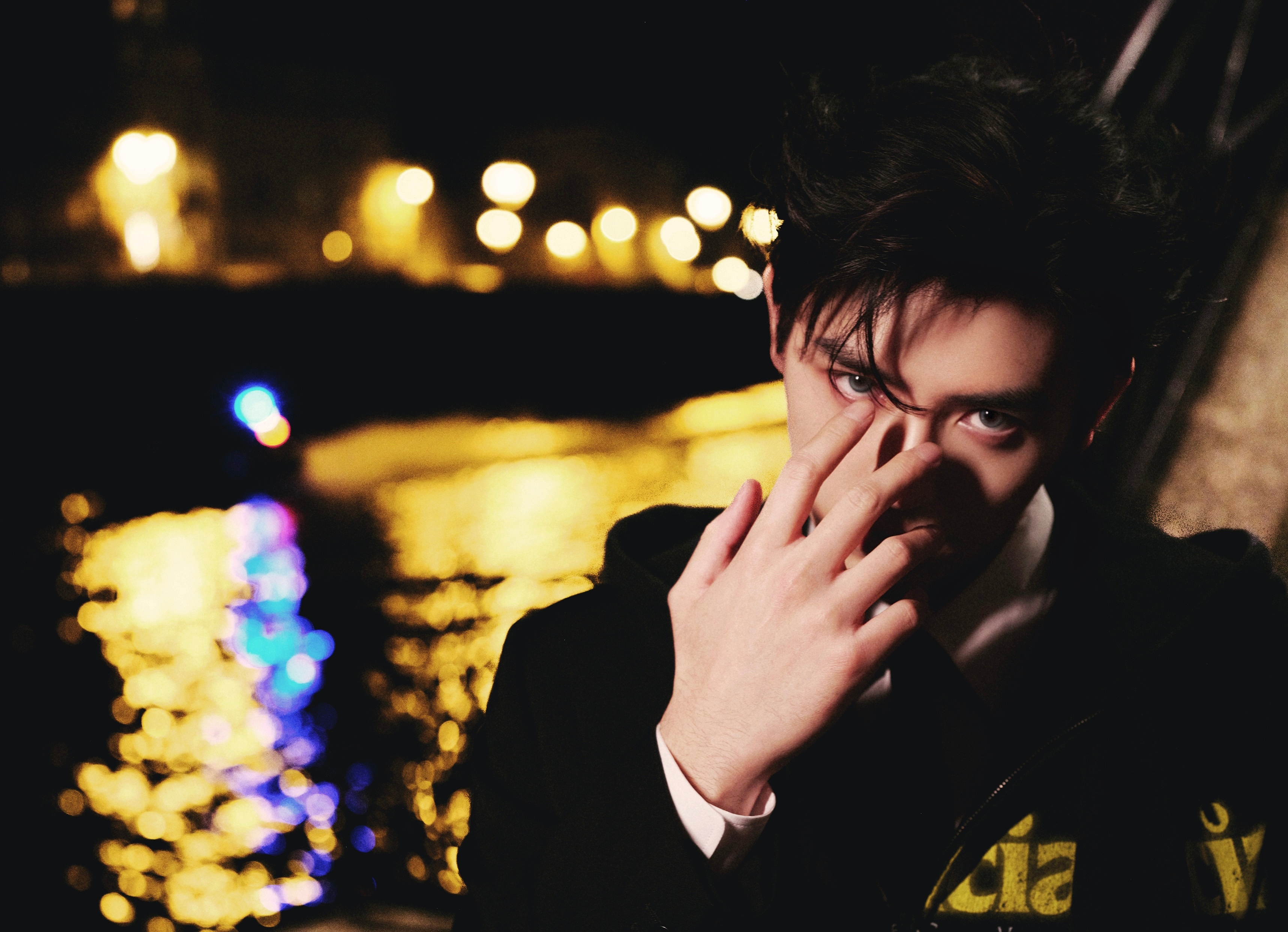 陈飞宇出席Balenciaga 26秋冬时装秀造型大片，演绎品牌26早秋系列时装