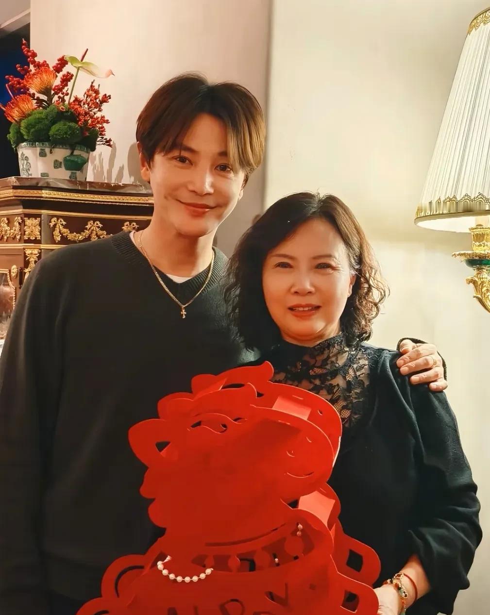 孙坚也逃不掉过年的无力感！晒出自己与母亲的聊天，透露过年时候轻松而回，却疲惫离开