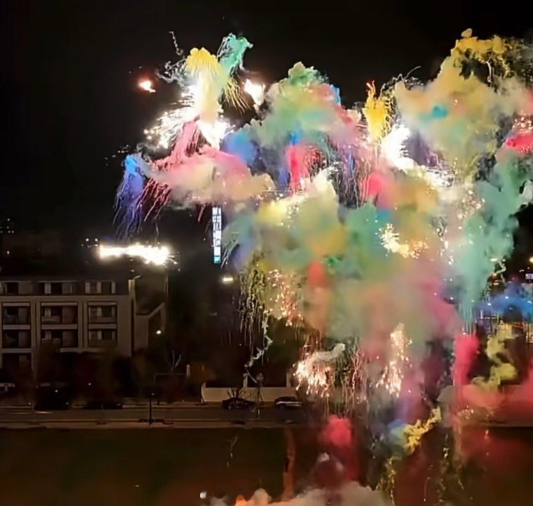 BKT财大气粗又心细如发，准备的烟花秀现场简直是田栩宁和柠檬水的结婚现场，看得出