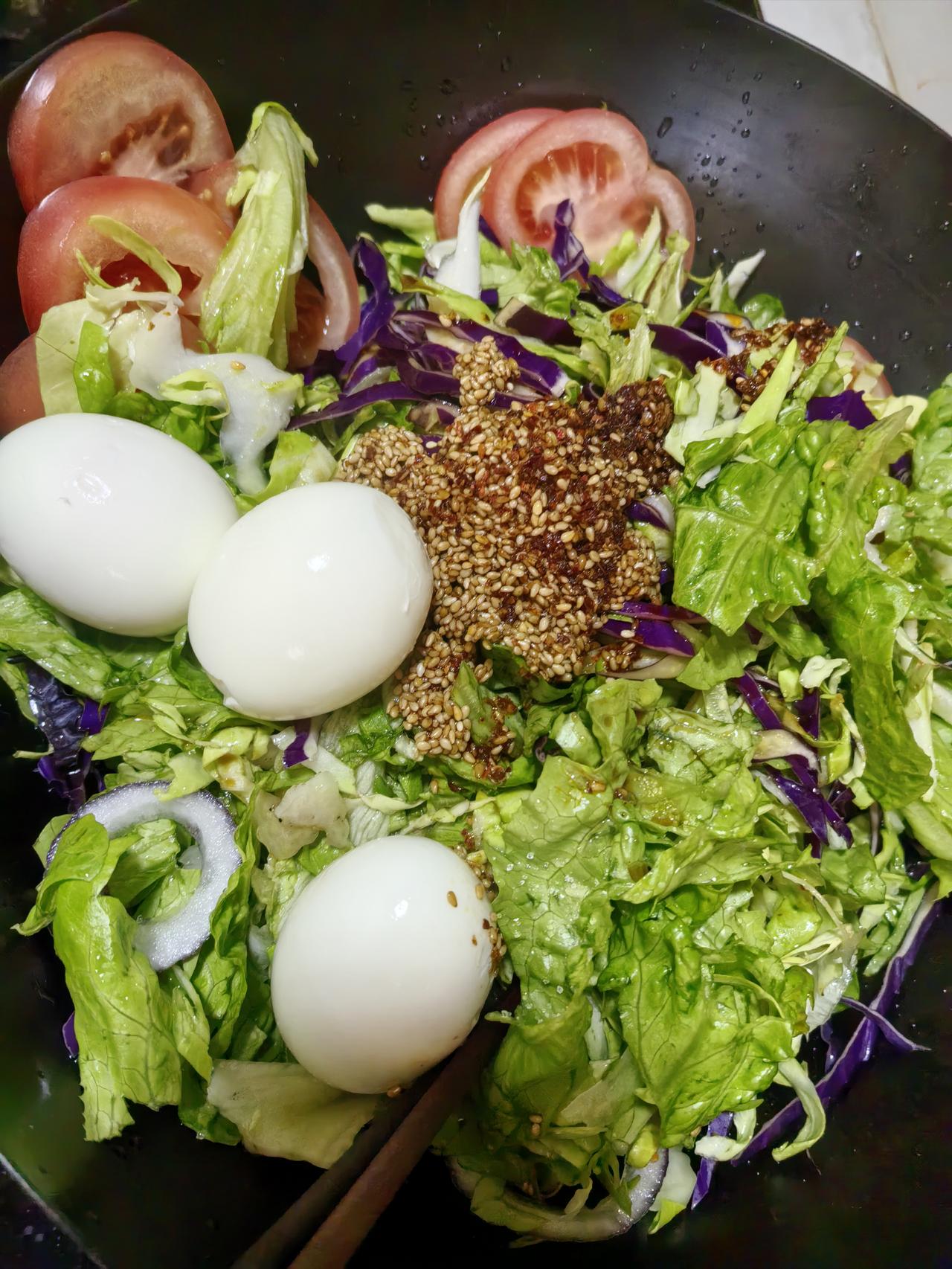 跟风复刻了一下陶德砂锅的小拌菜，
口感还是挺好的，
但是没人告诉我，
这么搭配是