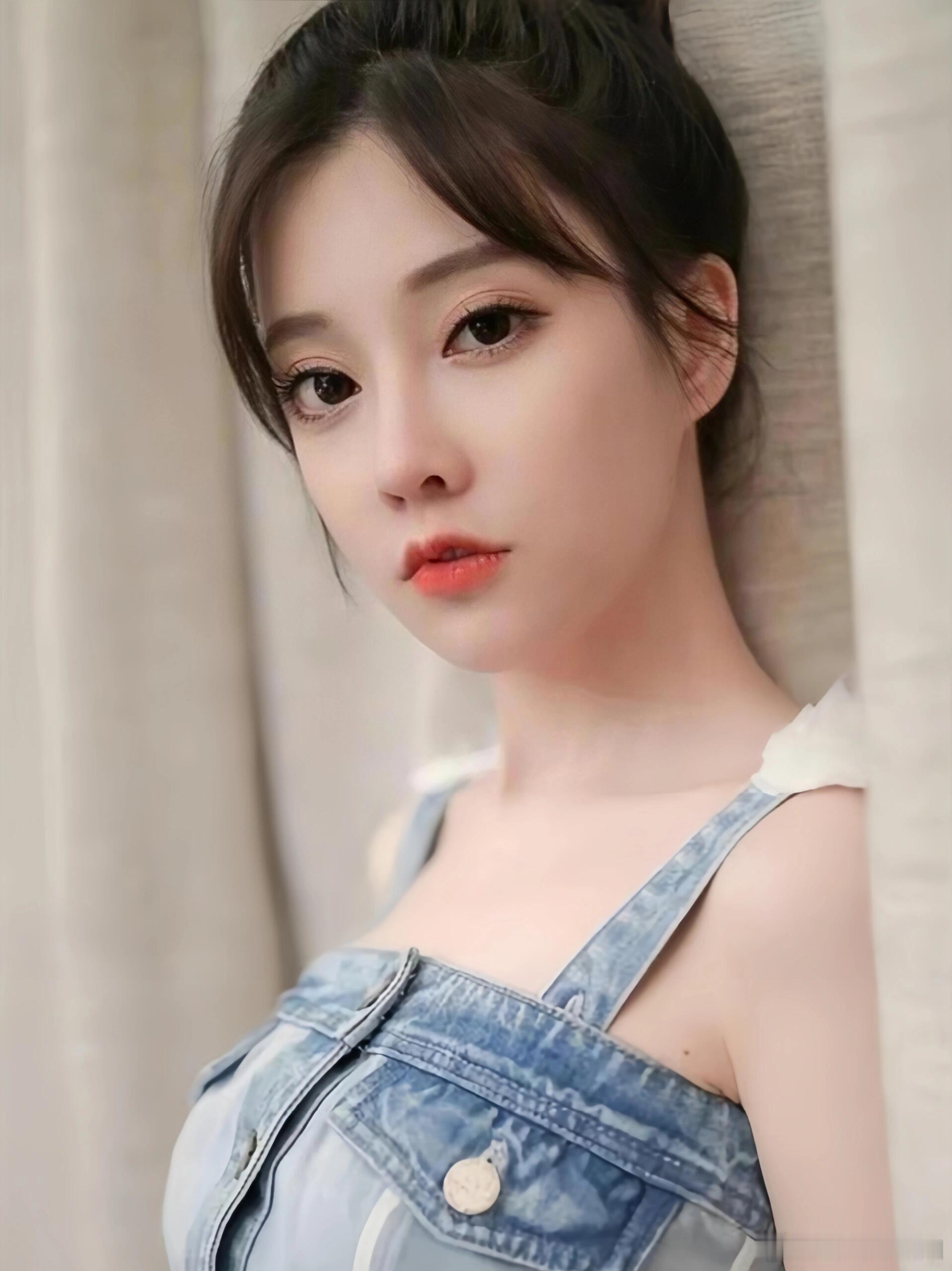 冯提莫公开甲状腺手术的疤痕，她的伤口也像两条微笑笑脸，特别乐观正视过去，向阳而生