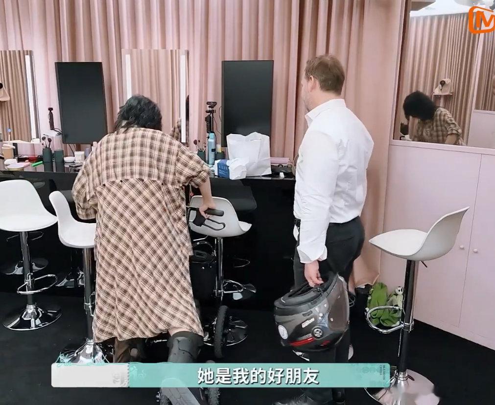 尚雯婕[超话]尚雯婕的法国人脉圈太牛了尚雯婕不愧是社交达人，法国人脉厉害得不行！