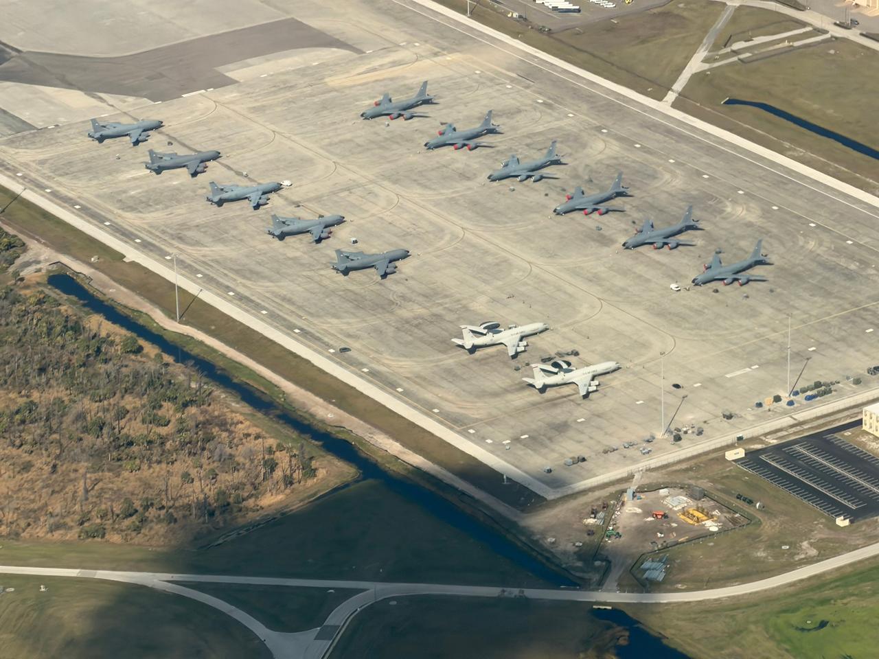 航拍！
美空军佛罗里达州麦克迪尔空军基地杀伤性武器数量持续增加。
机场基地部署有