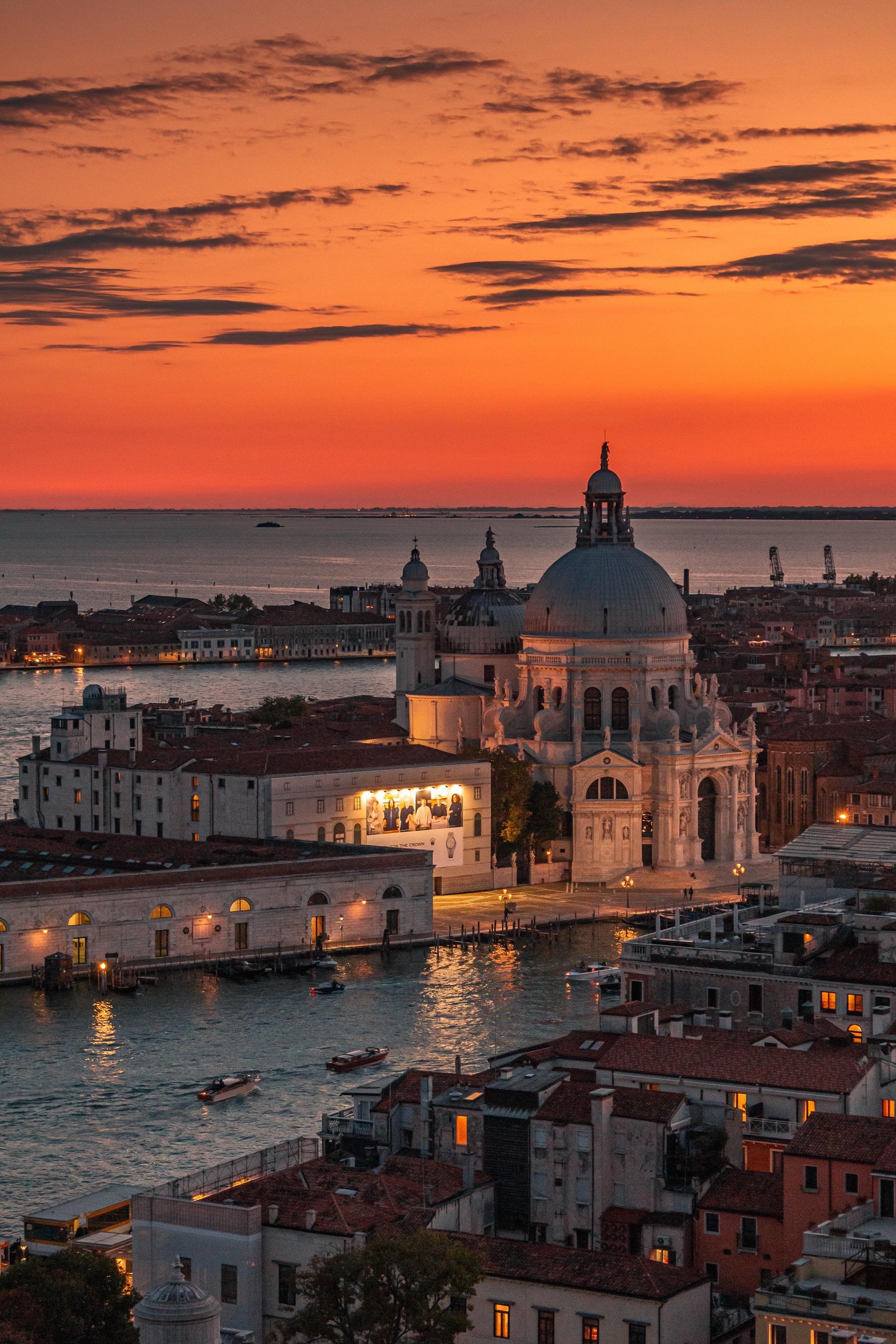 余晖入画 水映流光 欢迎来到威尼斯🌅。威尼斯，是一座仿佛漂浮在时间里...