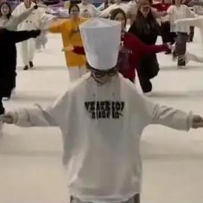 近日，西安交通大学两千多名学生齐跳“企鹅舞”，场面十分壮观，现场气氛热烈、充满活