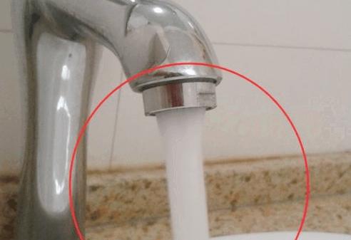 其实水龙头流出的水偶尔发白，不是水质脏，是高压混入大量微小气泡，静置几秒自动变清