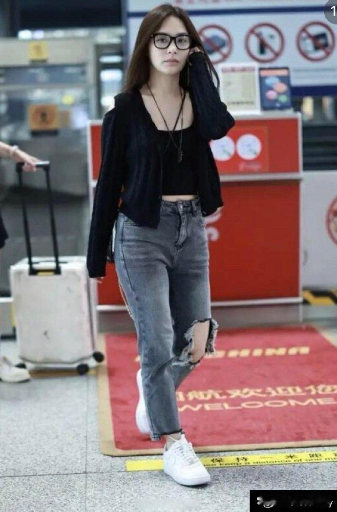 阿娇的美丽和身材都令人惊叹，即使再长高5厘米，她也会从可爱的小美女变成迷人的大美