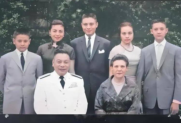 1960年，蒋经国和众儿女，一张罕见的家庭照 