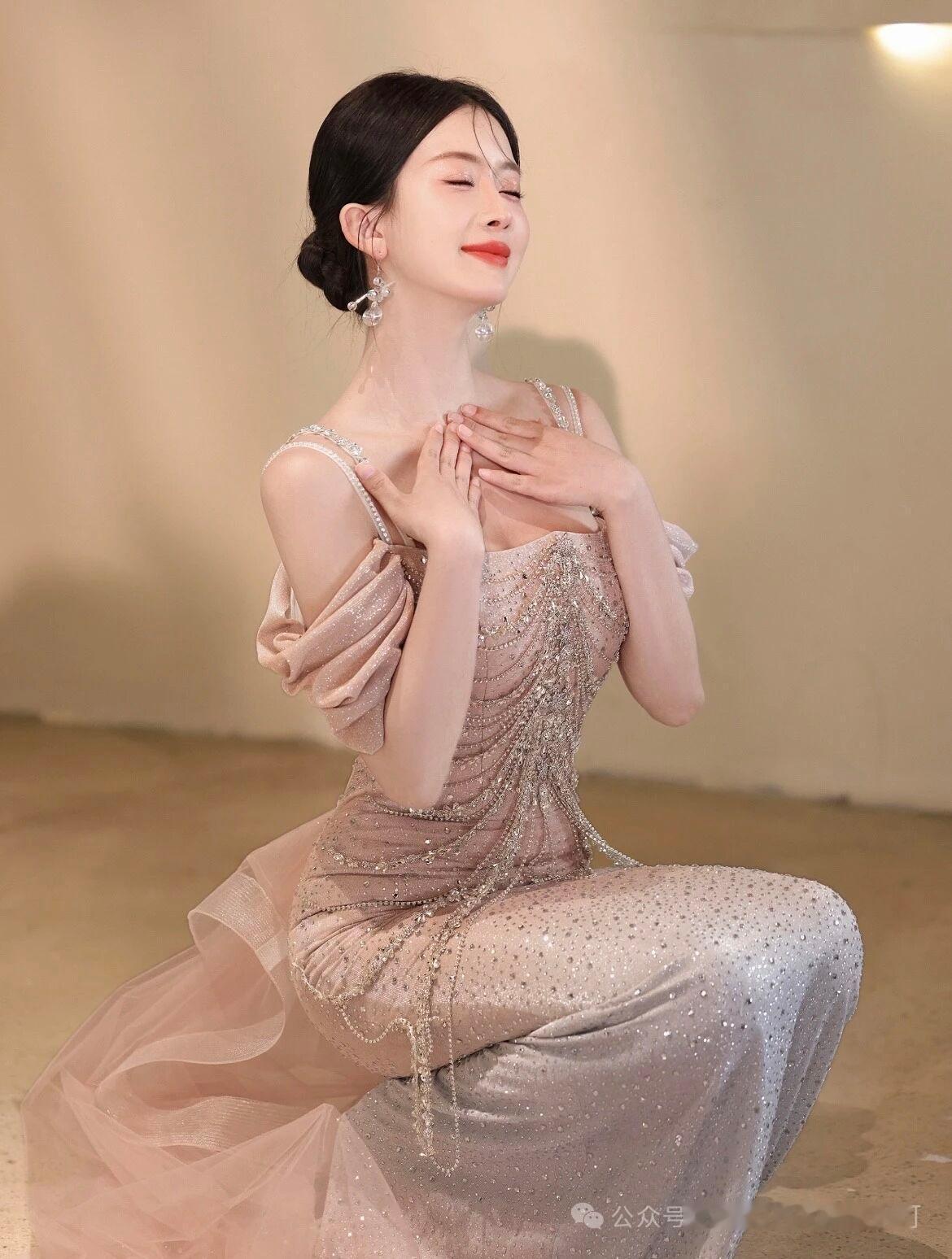 优雅仙女风，梦幻轻纱裙。闪耀的珠宝，温柔的微笑，宛如童话中的公主。高雅气质美女