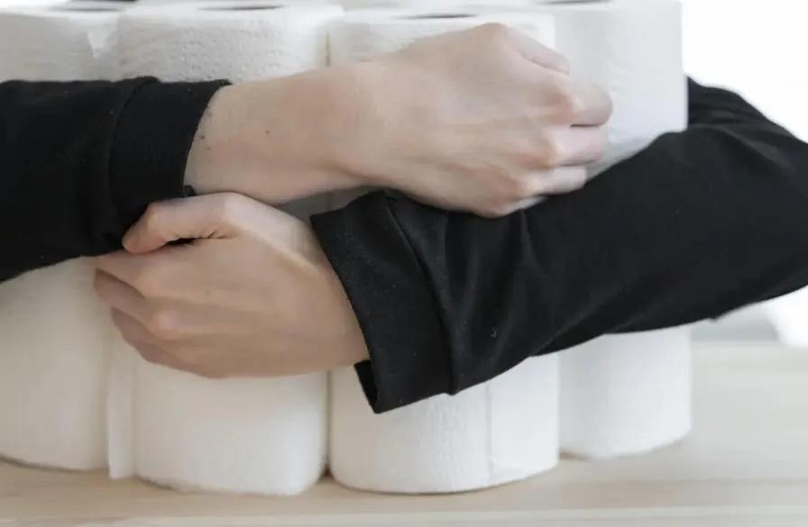 日本政府呼吁国民在中东局势紧张及霍尔木兹海峡关闭引发的燃料危机背景下，不要恐慌，