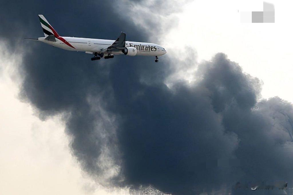 迪拜机场浓烟滚滚中，阿联酋航空公司的客机恢复了起降。他们刚刚经历伊朗第56轮“真