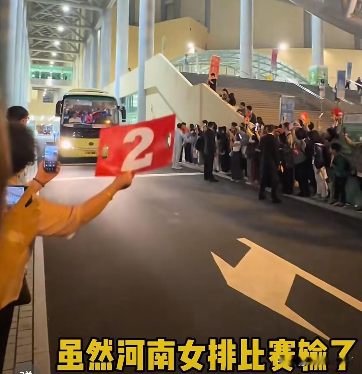 河南女排输了比赛，赢了人心！感觉昨晚上的澳门体育馆，现场都是给河南女排加油助威的