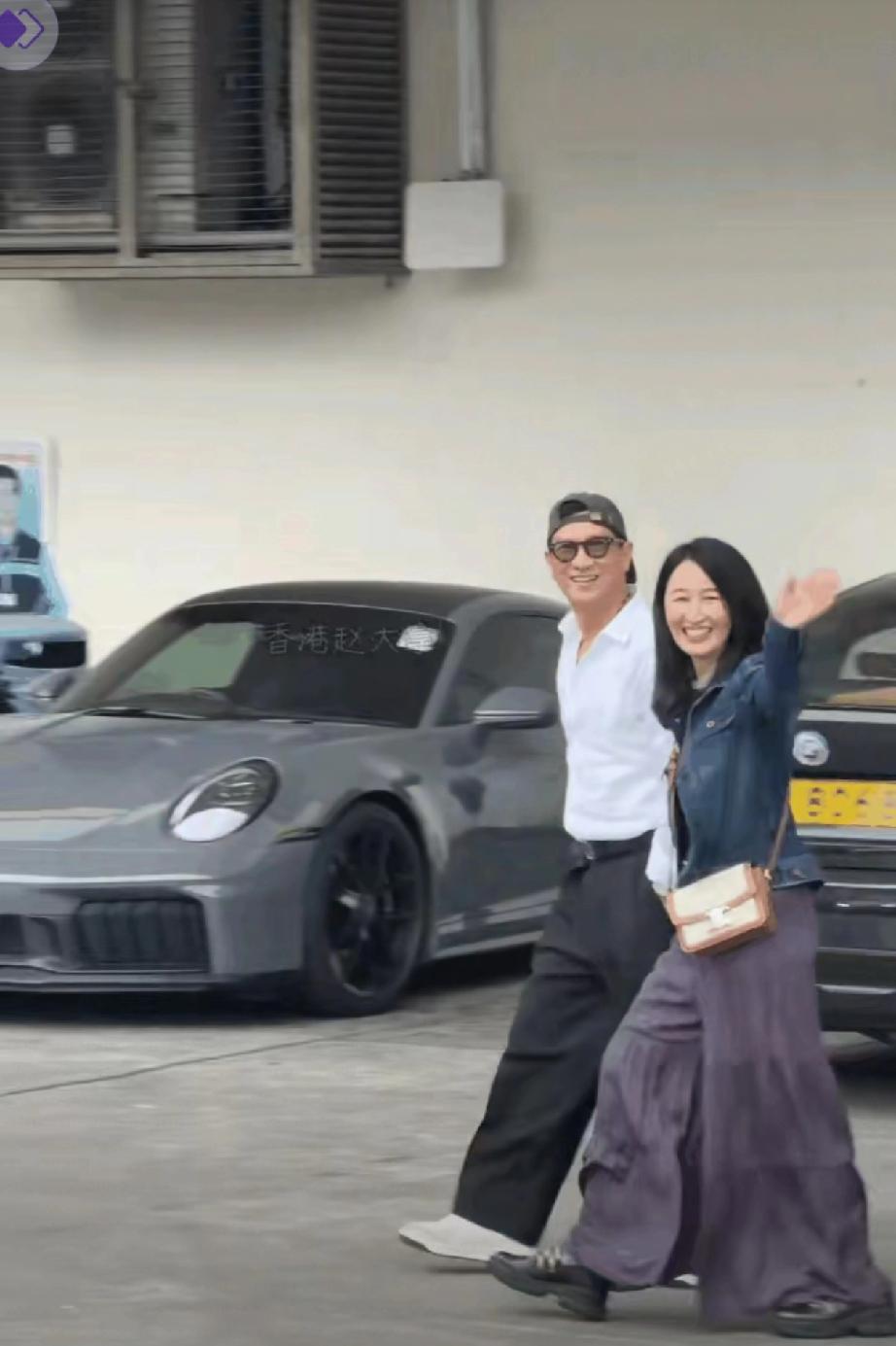 有没有发现
​关咏荷真的太不对劲了
​她都已经63岁了，难道没有人告诉她，她长的