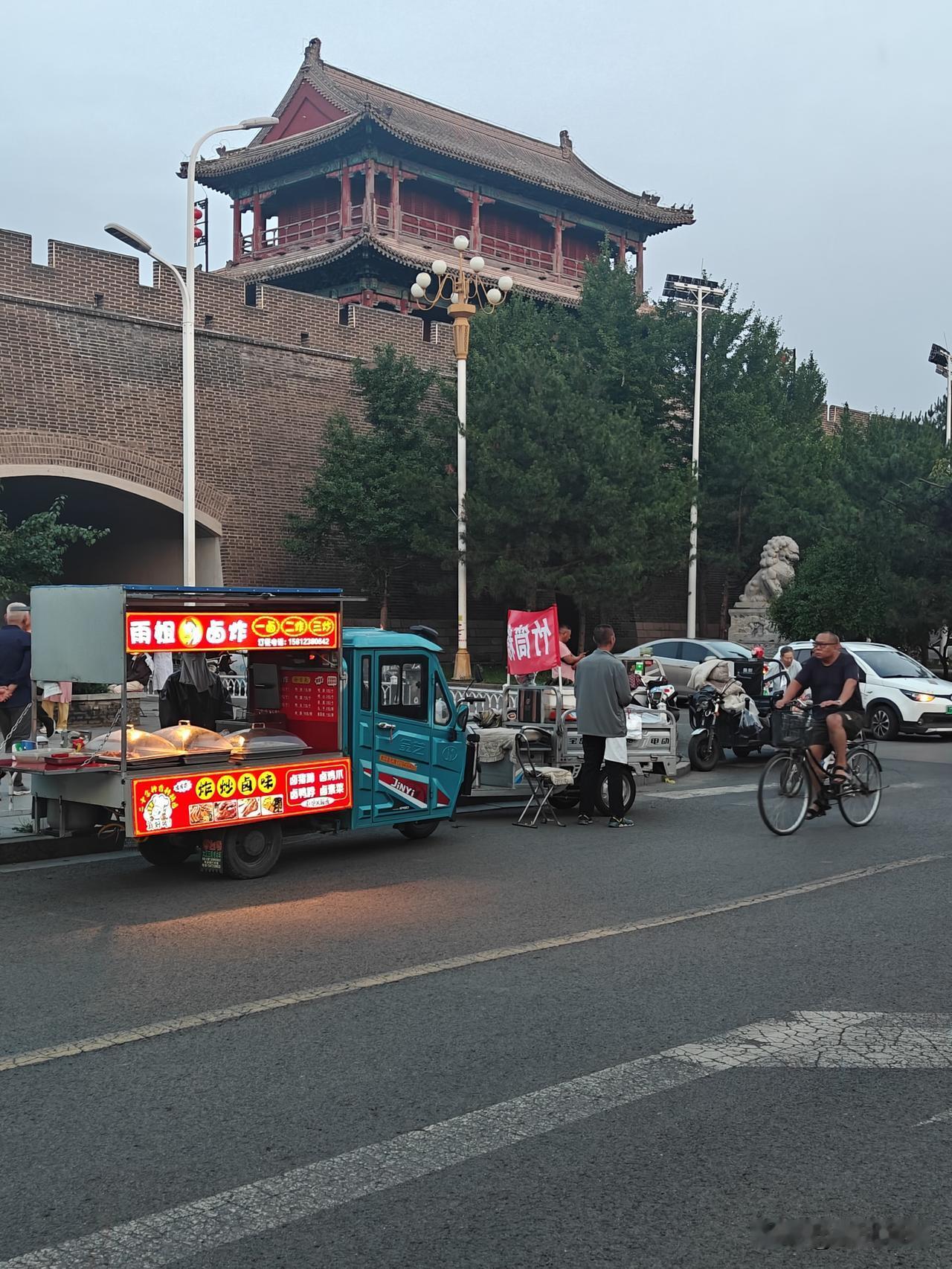 只要是宣化人，大概都知道这是什么地方（请看下图）。有人就喜欢往这个拐角处摆摊，现