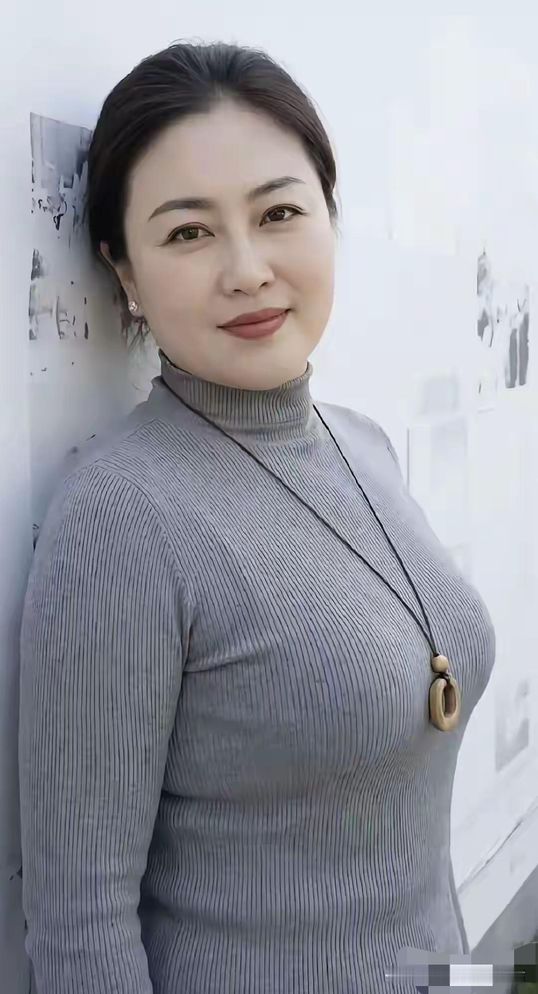 女人一旦有了闺蜜
指定就要出事
只是早点的晚点而已
为什么呢
因为闺蜜会整你
挑