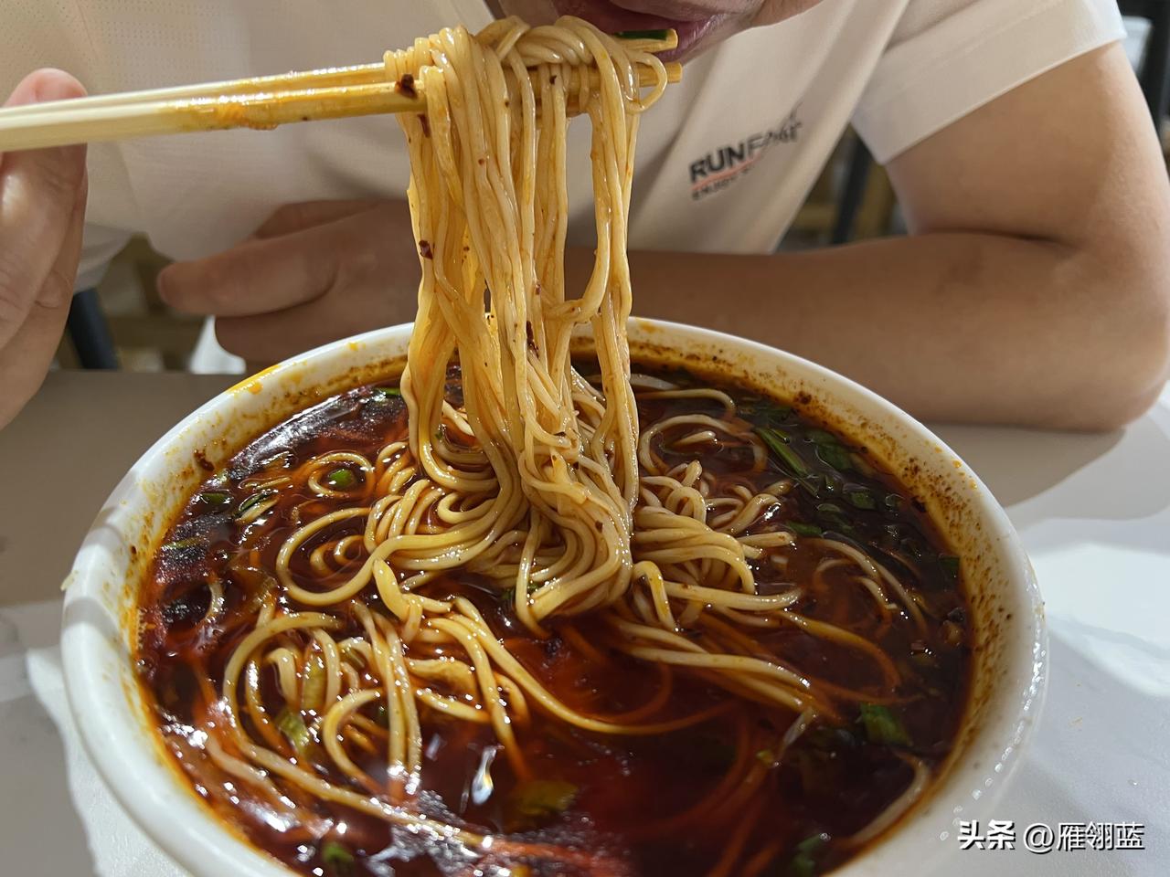 今天早晨早饭就是兰州牛肉面，外地人的早饭肯定不会吃一大碗牛肉面吧

可是我们兰州