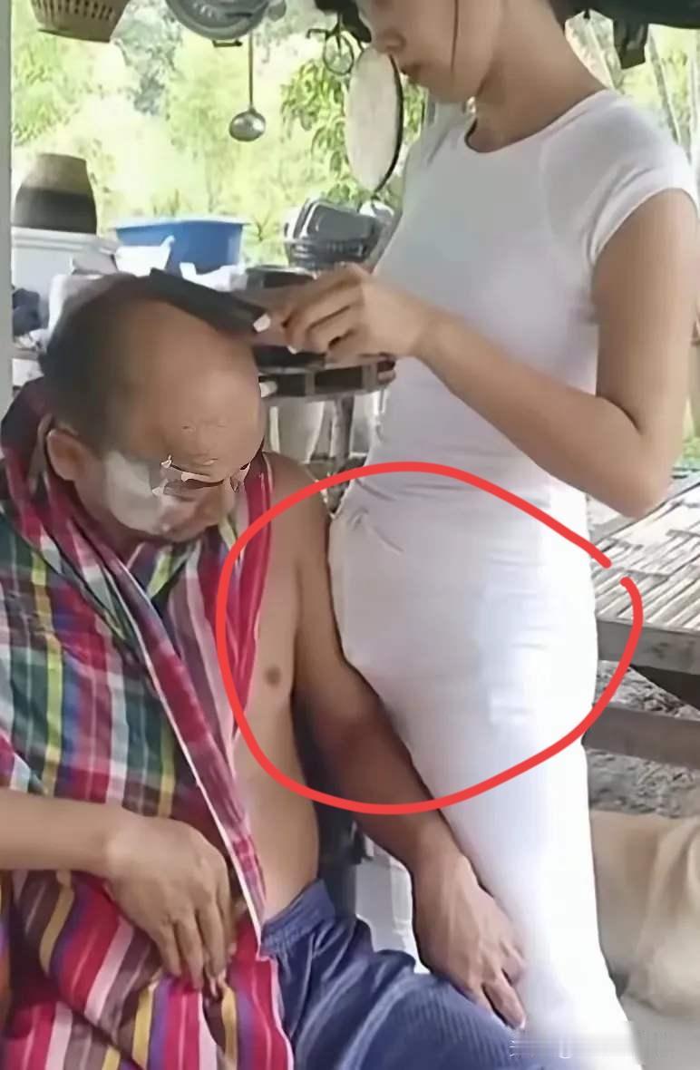 一位女理发师给男顾客剪头发时，
下身直接紧贴对方的胳膊。
这哪像是正经...
 