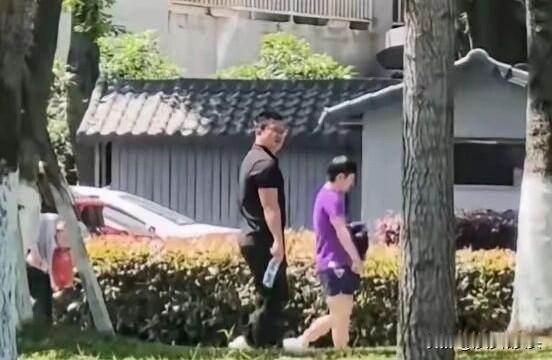 绝绝紫，这不有巧了吗？8.24日下训后，小莎和翔哥一起去食堂吃饭，穿着紫色训练服