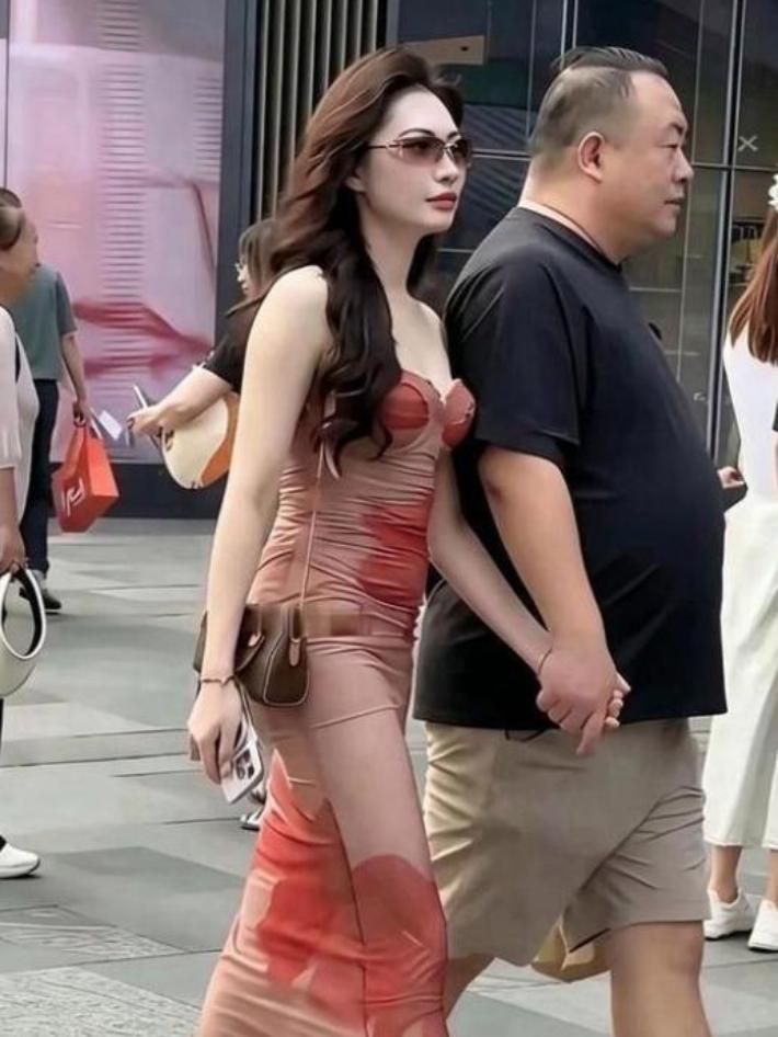 路人看不懂的组合！高颜值美女牵手普通男生，众人纷纷惋惜
 
街头一幕引得路人不停