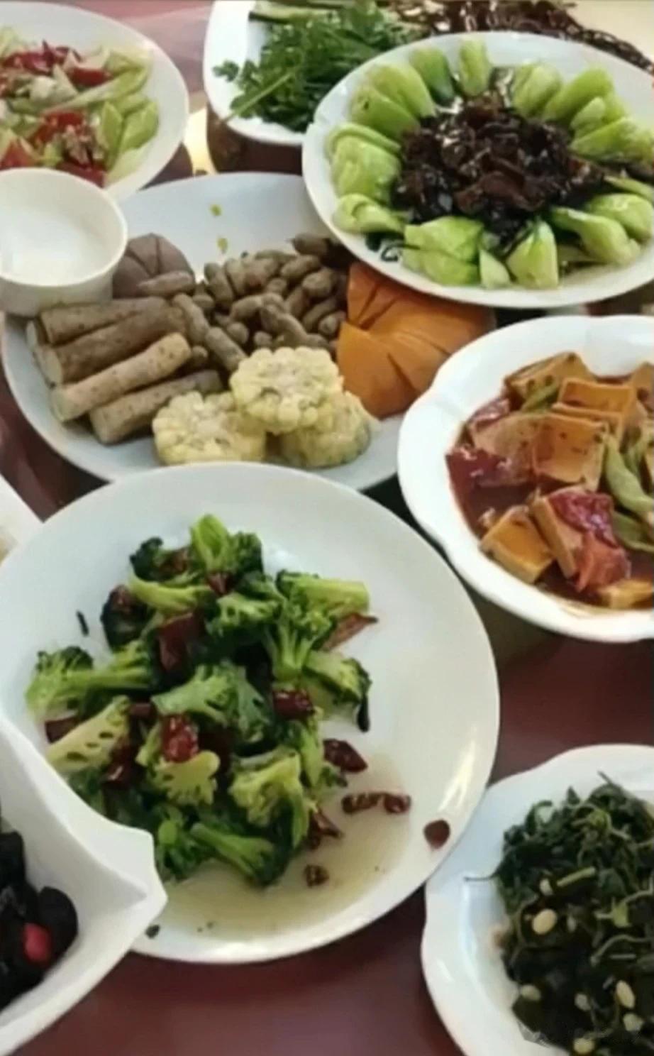 “抠门界的天花板”，非这哥们莫属！

河北邢台，一条吃席视频曾在网上引起热议:婚