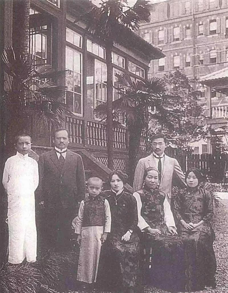 1967年，病重的孔祥熙握着妻子宋蔼玲的手，悲痛地说：“咱们孔家，财富无数，却没