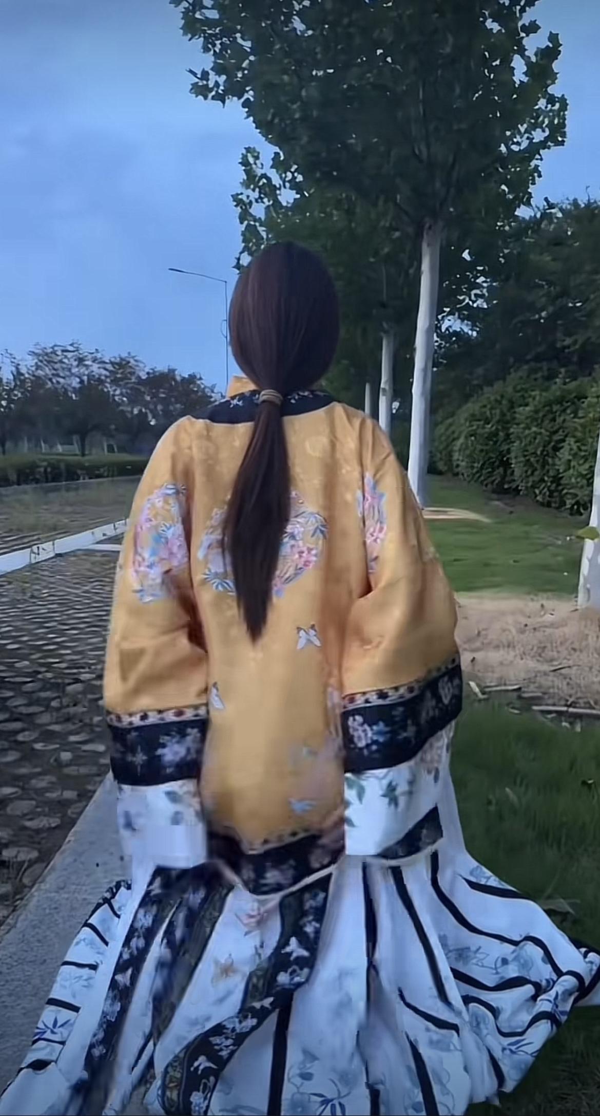 以为是古装格格风，没想到是套着古装风来显露身材，让人不知道说什么好了[允悲]
