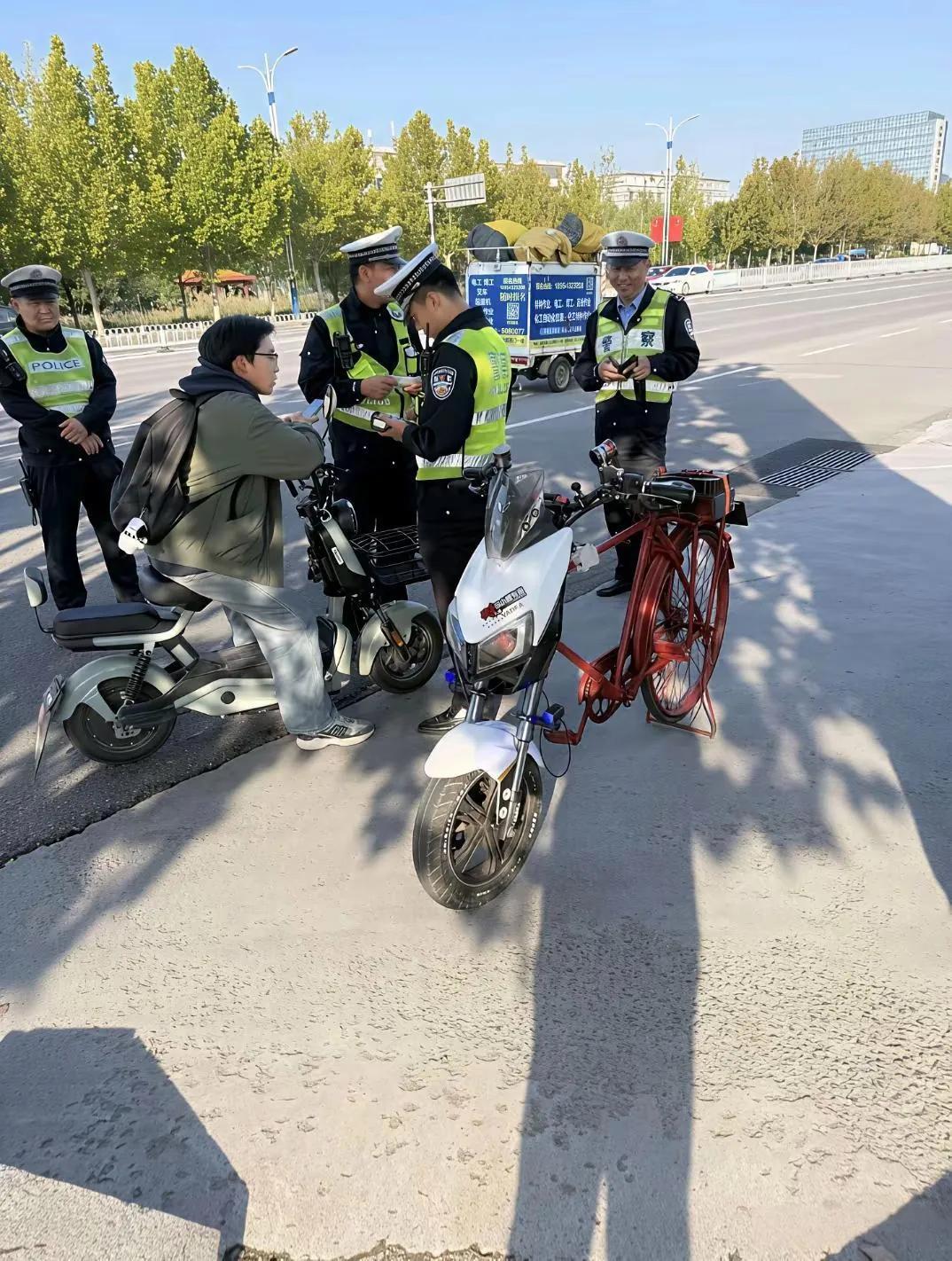 小伙把自行车改装成这样，真是个人才，交警看了都笑眯眯的！