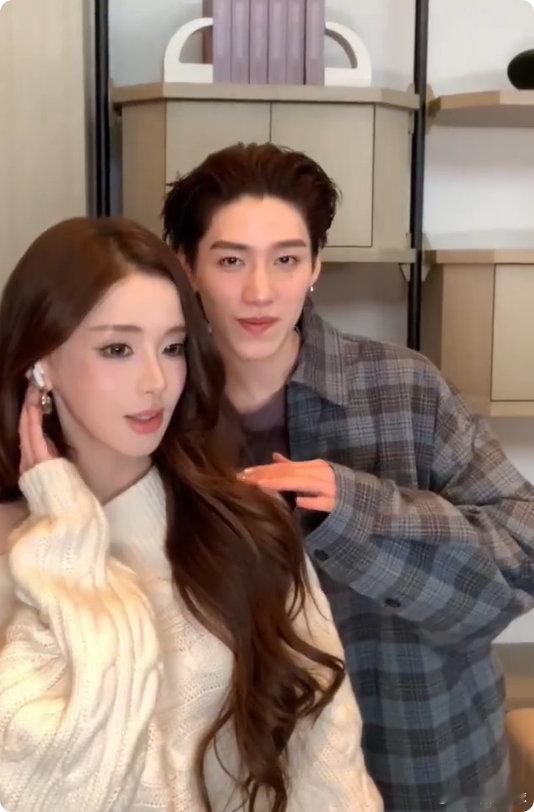 迅猛龙和PP林祎凯合拍视频万万没想到的梦幻联动！迅猛龙和 PP 林祎凯合拍视频，