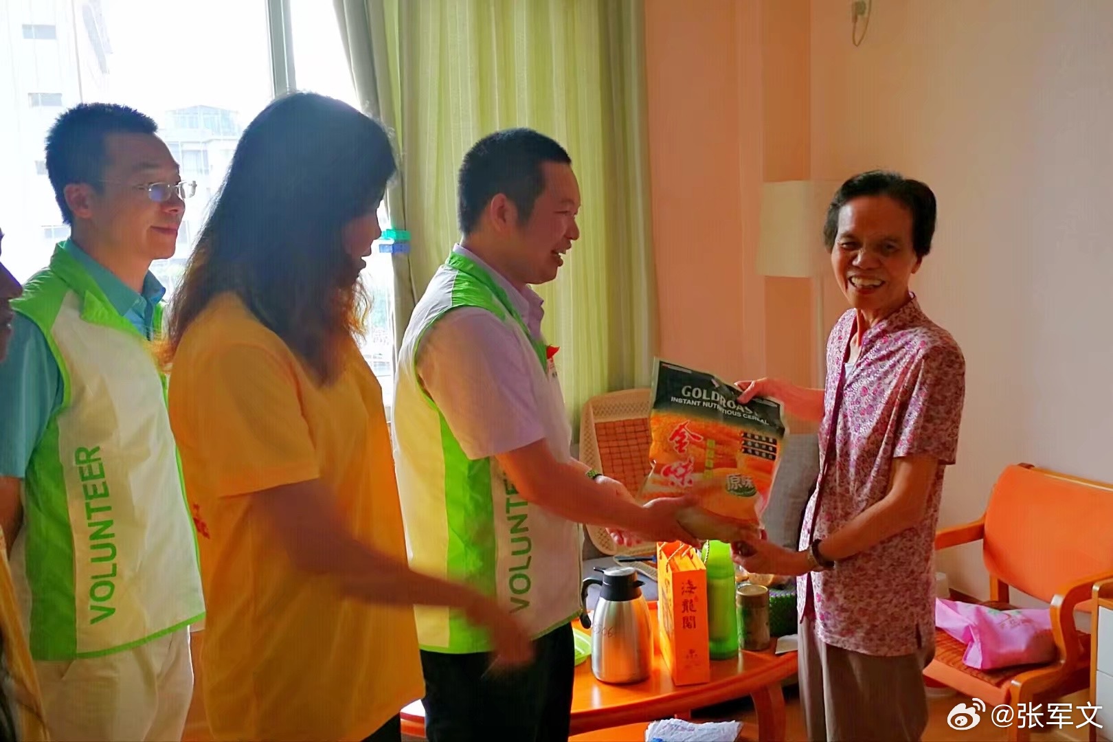 看见公益 走访困难家庭，送物资更送关怀。公益是看见真实的生活，用行动分担苦楚。一