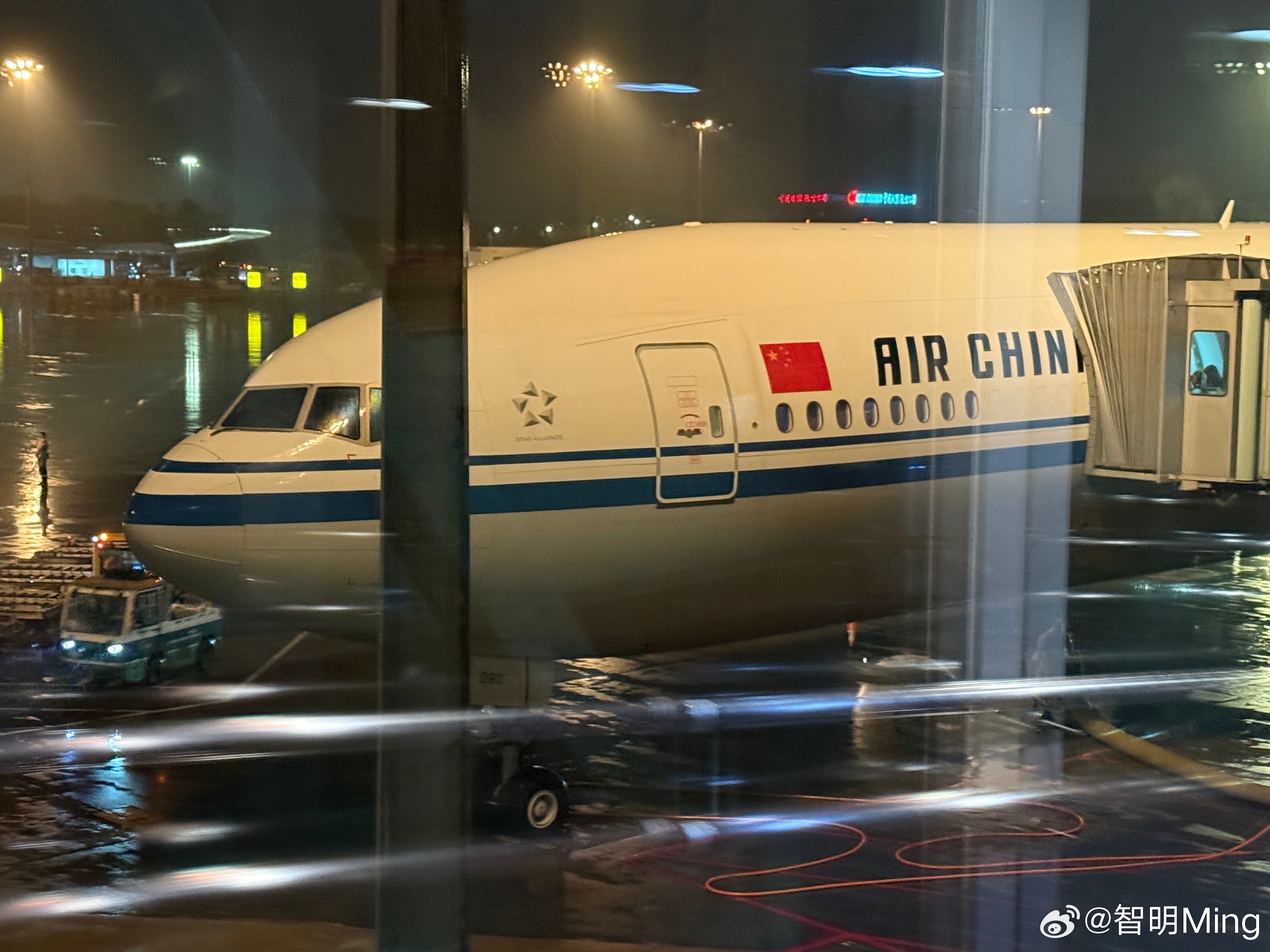 很久都没试过这个点搭飞机了，最近一周不间断飞，真的好累！[苦涩][苦涩][苦涩]