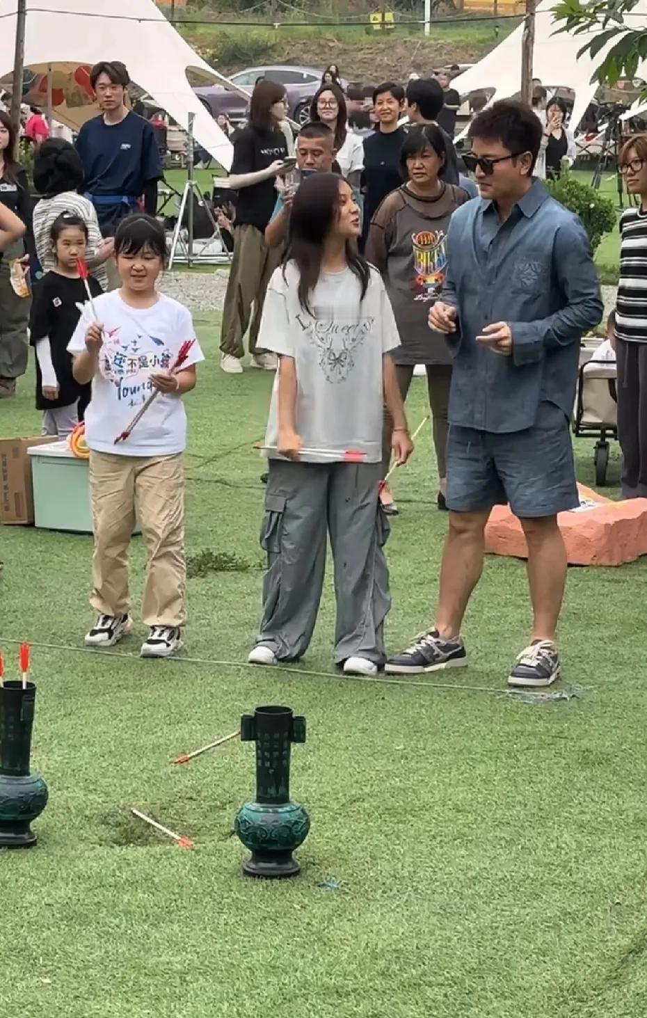 这里有点像小璐了，甜馨好漂亮啊！一看就是美女。爹妈都转型做直播带货了，估计接下来