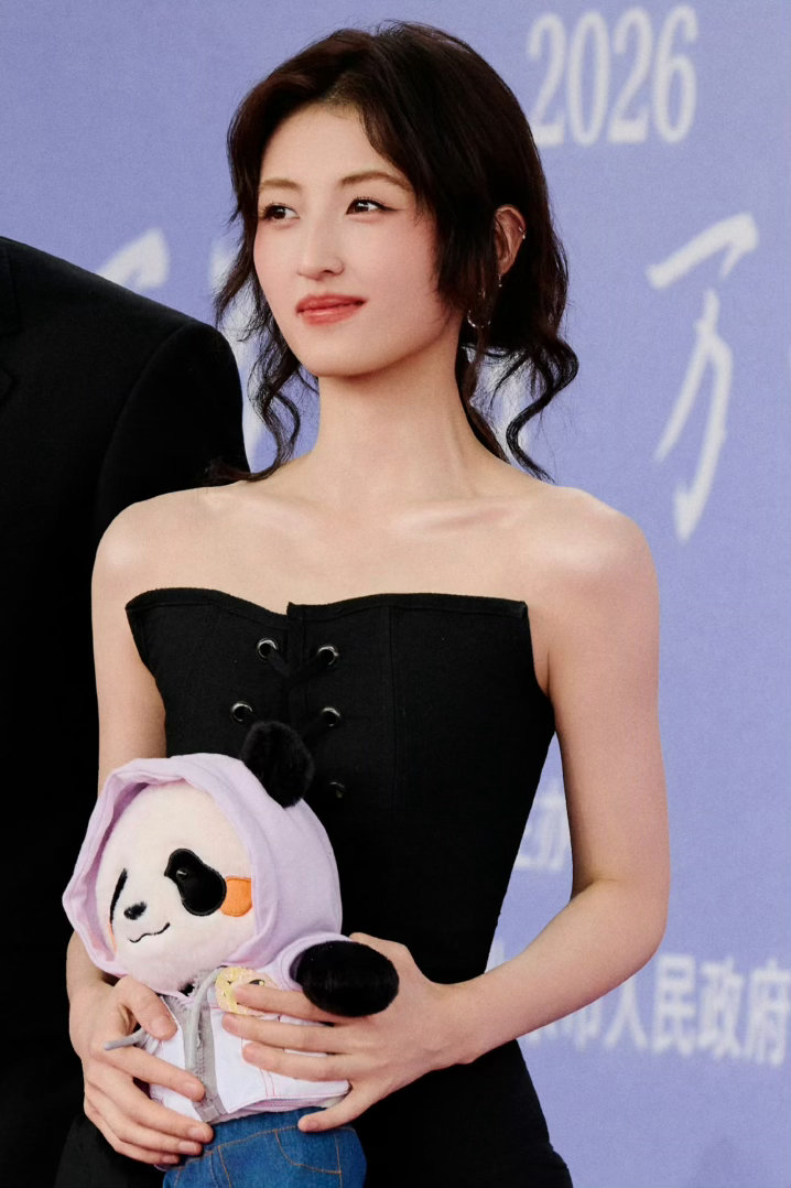 张子枫百花奖采访 百花奖采访里的张子枫真的言之有物，聊起李晓这个角色，把家国情怀