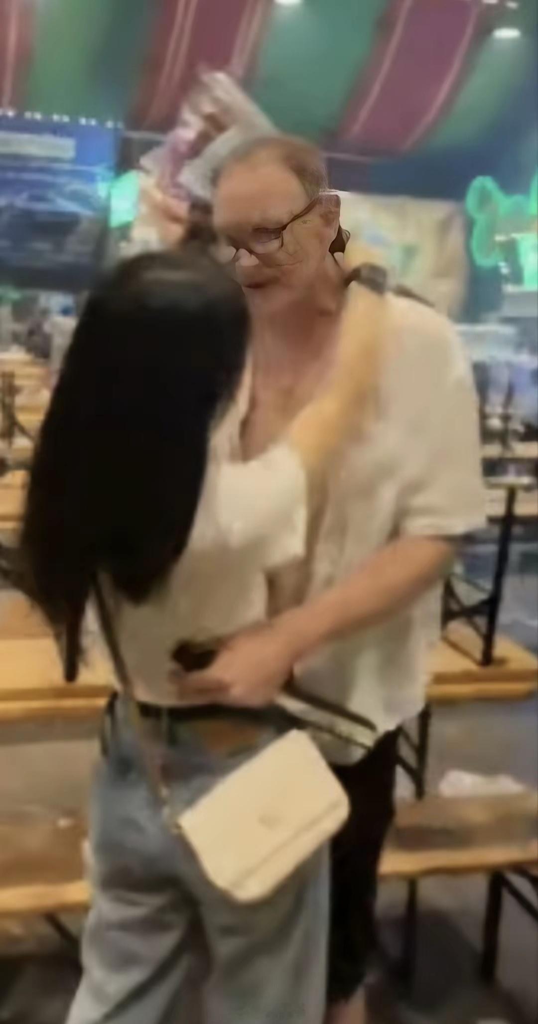 笔骨子有事说事 👉🏾这画面真是让人大跌眼镜，不得不服这位“洋大爷”的硬核实力