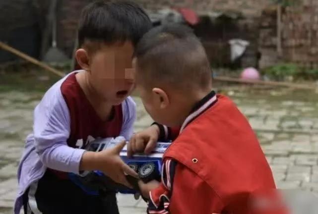 谁还敢管教学生？山东潍坊，7岁男孩上书法课时和同学打闹，女老师制止后让他站立20