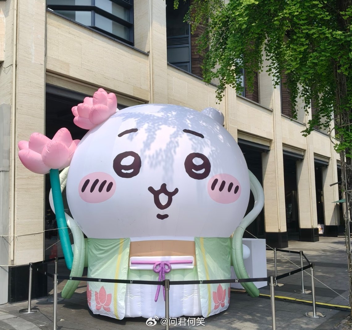 吉伊卡哇灵感共创夏日企画 杭州直接变身chiikawa痛城！撑油纸伞的乌萨奇软到