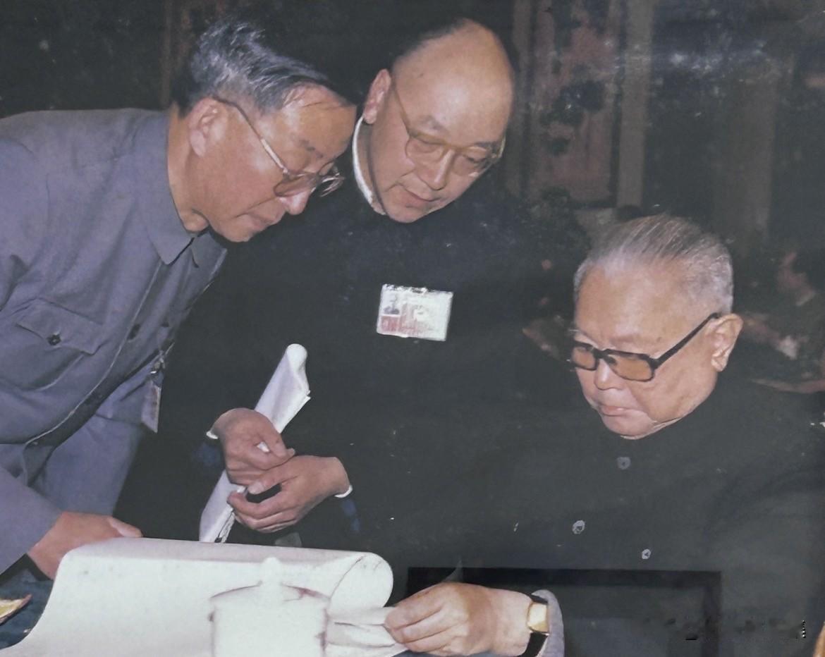 上世纪八十年代末，李先念同志在担任全国政协主席期间，与全国政协秘书长周绍铮和秘书