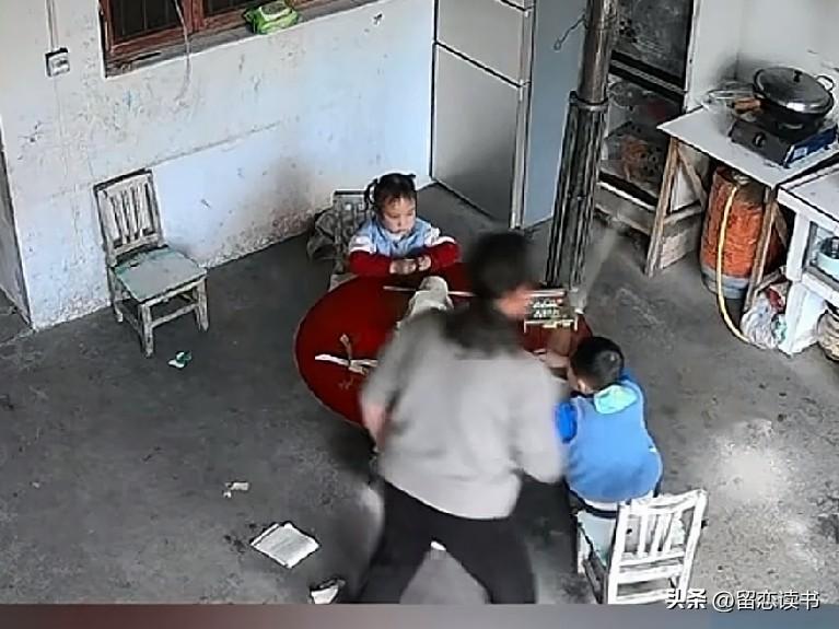 网上看到一个视频，让人不可思议。
不知什么原因，孙子把奶奶惹怒了，奶奶手里拿着一