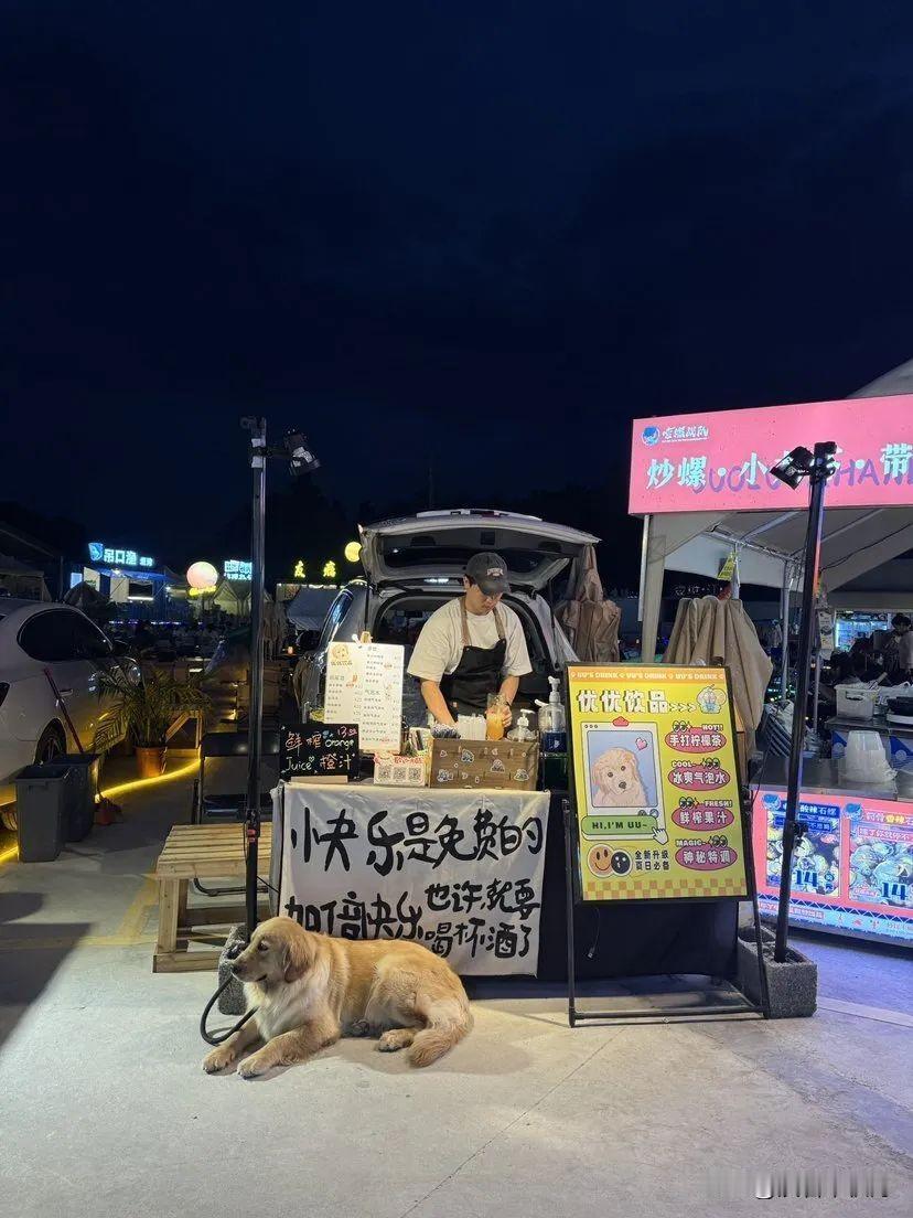 走投无路时，摆地摊丢人吗？

晨光熹微中支起的三轮车，夜色阑珊里摇曳的充电灯泡，