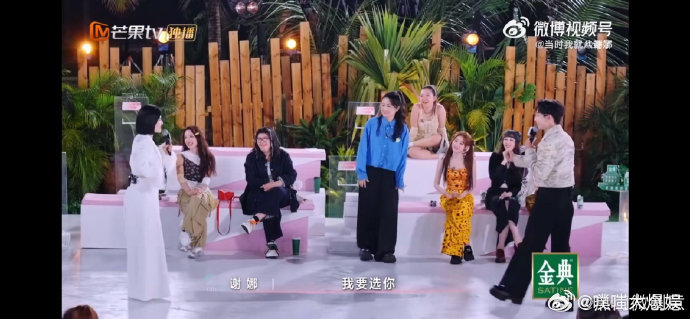 谢娜看热闹不嫌事儿大谢娜看热闹的样子像极了屏幕前的我！表面吃瓜，实则悄悄递台阶，