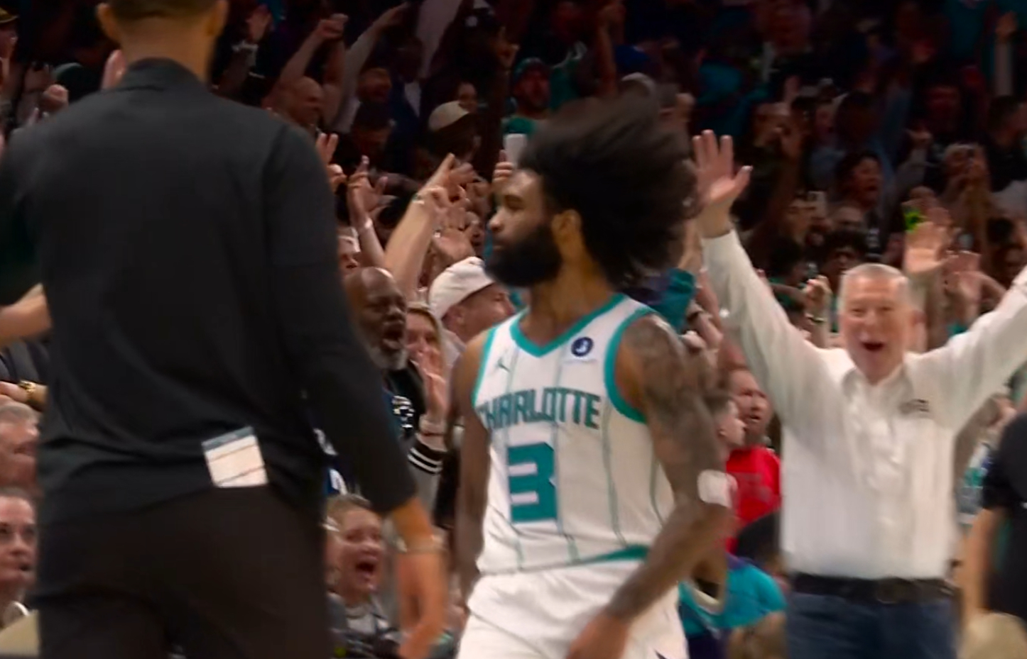 科比怀特第三节打疯了，各种不讲理三分，黄蜂反超6分。 